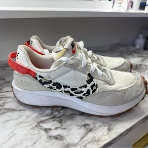 NIKE WOMENS WAFFLE DEBUT SNEAKER LEOPARD PRINT